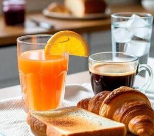 Ecco le 6 bevande da evitare al mattino, i pro e contro: cosa dice l’immunologo