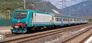 Treno in “retromarcia” a Tiburtina accumula sei ore di ritardo, l’assessore regionale umbro De Rebotti: “Basta accanirsi con i pendolari”