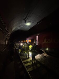 Orte, treno Italo fermo in galleria otto ore. La Protezione Civile soccorre due neonati, una donna incinta e due cardiopatici