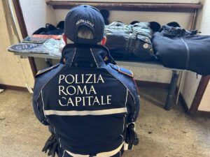 Roma – Stretta su abusivismo commerciale: a Porta Portese e Villa Pamphilj sequestrati 5mila articoli e oltre 120 chili di alimenti