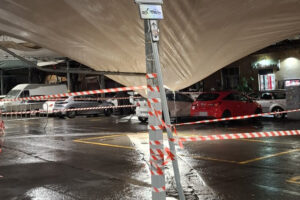 Civitavecchia – Mercato in piazza Regina Margherita, crolla una parte della tensostruttura
