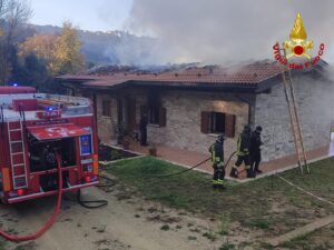 Prende fuoco il tetto di una casa: trovata morta la donna che vi abitava (VIDEO)