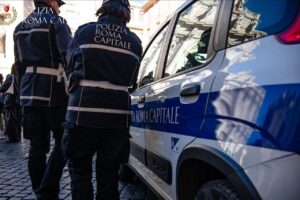 Roma: apre cofano smart per occultare targa e eludere varco Ztl, bloccato
