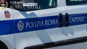 Minaccia i passanti con un collo di bottiglia di vetro e poi tenta la fuga in metro: bloccato e arrestato
