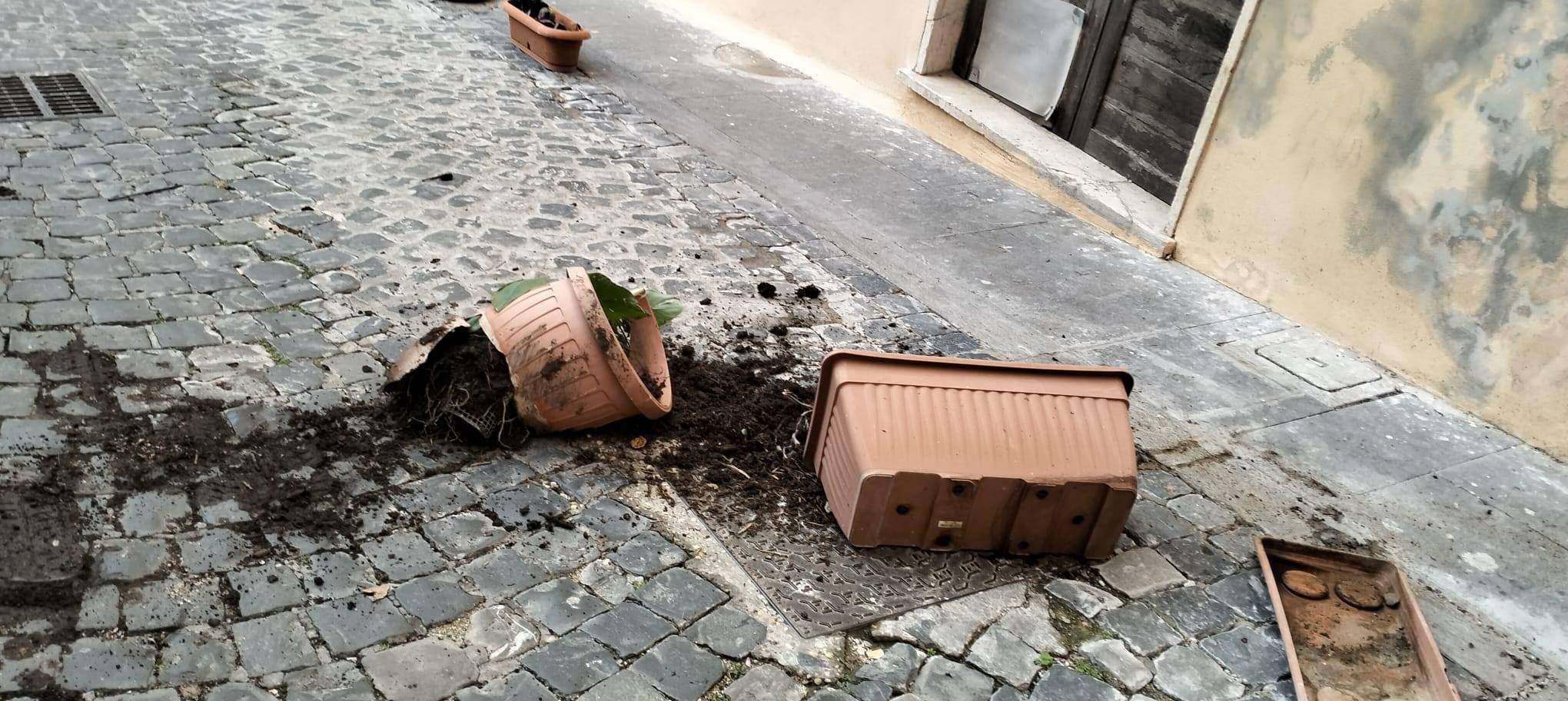 Civitavecchia – Ancora atti vandalici nel centro storico, la denuncia social di Galletta