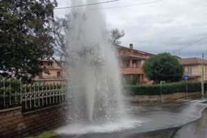 Nepi – Auto urta una bocchetta idrica: si apre un “geyser” sulla strada
