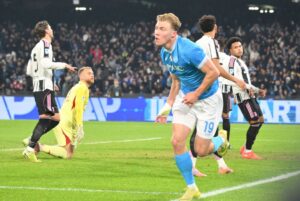 Il Napoli batte 2-1 la Juve e torna in vetta, doppietta di Hojlund