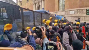 Ex Ilva, scontri a Genova tra manifestanti e forze dell’ordine