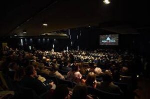 Solidarietà e spettacolo, 1.500 manager a teatro a sostegno associazioni Milano