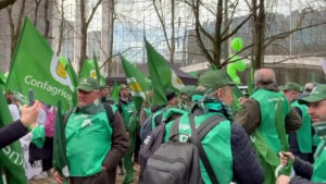 Gli agricoltori in piazza a Bruxelles per chiedere un cambio di rotta all’Ue