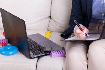 Bonus mamme lavoratrici, c’è tempo fino al 9 dicembre per richiederlo: cosa fare e a chi spetta