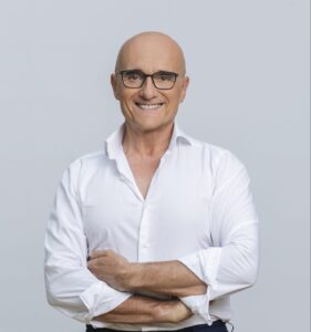 Alfonso Signorini indagato per violenza sessuale ed estorsione dopo la denuncia presentata da Medugno