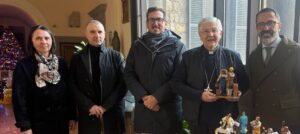 Viterbo – Statuina del presepe artigianale donata al vescovo Piazza