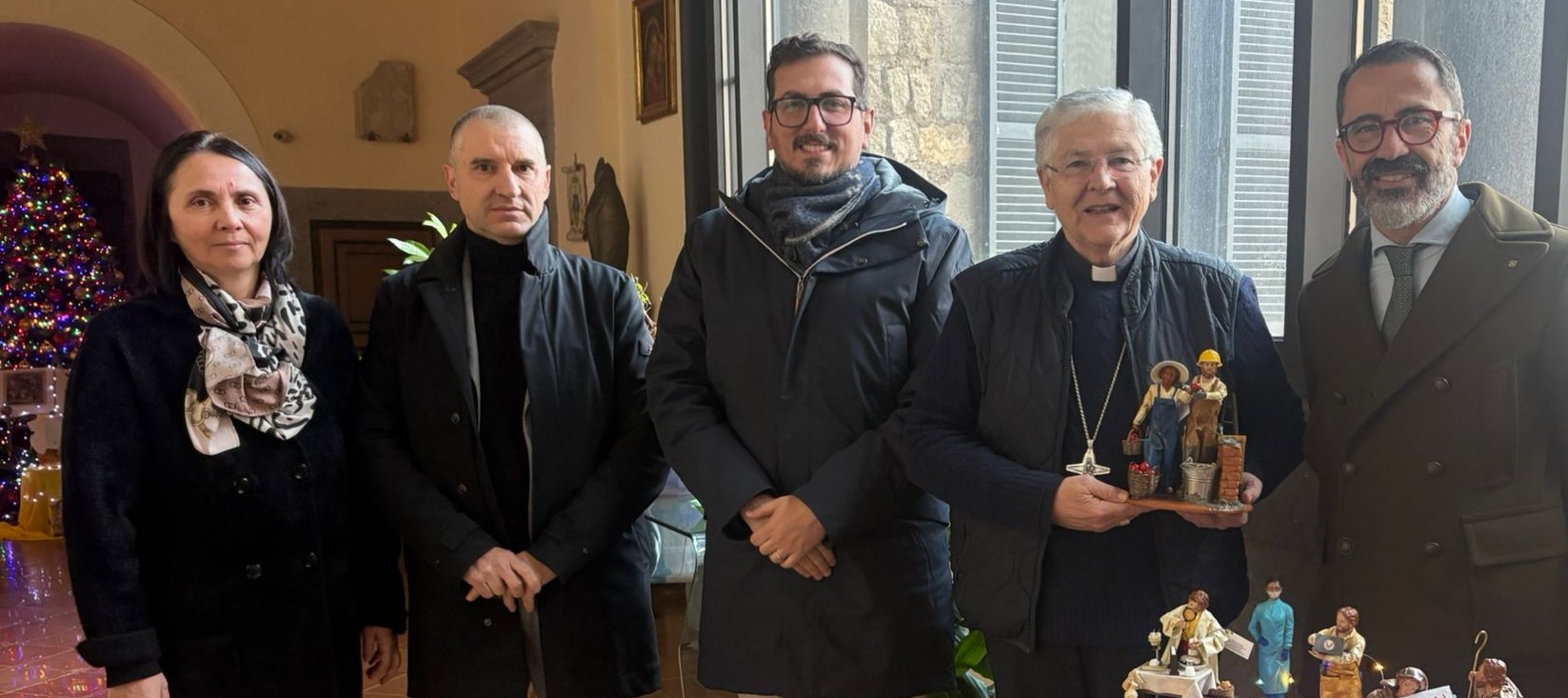 Viterbo – Statuina del presepe artigianale donata al vescovo Piazza