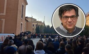 Civitavecchia – La città si ferma per l’ultimo saluto a Roberto Braico: “Ciao prof, non ti dimenticheremo mai”