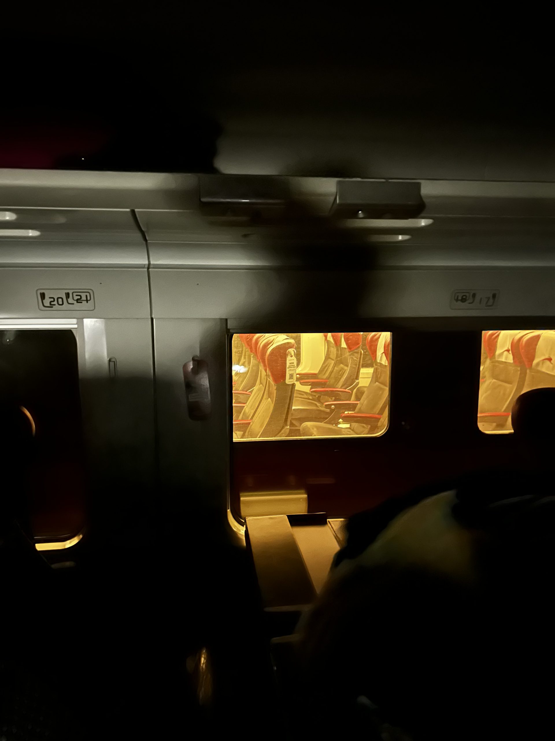 Al buio e senza poter usare il bagno: l’Inferno del treno Italo fermo otto ore in galleria