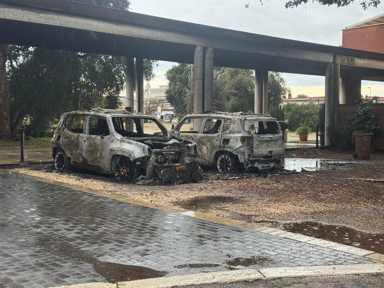 Sabaudia, distrutte da incendio 2 auto della polizia locale