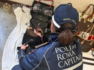 Roma – Porta Portese: nuovo blitz della Polizia municipale nel mercato, sequestrati 500 articoli