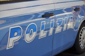 Ostia – Bomba carta contro portone palazzo, danni anche a finestre del primo piano