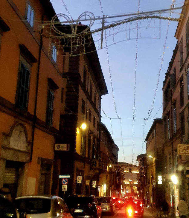 Viterbo – Centro storico al buio mentre San Pellegrino è già in festa: Viterbo viaggia a due velocità