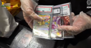 Fermato in aeroporto a Milano con 90mila euro di carte Pokémon e One Piece: scatta una maxi-multa