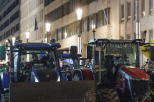 Mille trattori a Bruxelles: agricoltori in protesta contro i tagli alla Pac e l’incognita Mercosur