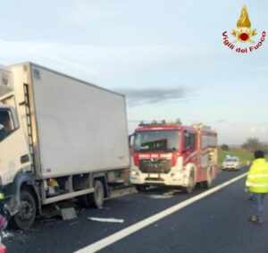 Cerveteri, camion contro guardrail sulla A12, conducente in fin di vita