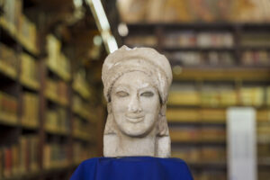 Roma – Presentata la testa Kore, raro esempio di statua greca ritrovata a Vulci (FOTO)