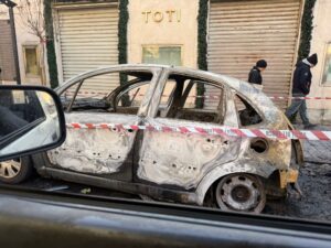 Civitavecchia – Auto distrutte dalle fiamme su Corso Centocelle, indagini in corso e tragedia sfiorata (FOTO)
