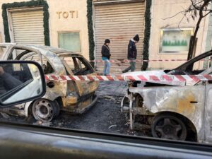 Civitavecchia – Auto in fiamme in Corso Centocelle, possibile regolamento di conti tra criminali italiani ed egiziani