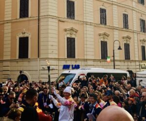 Fiamma Olimpica a Civitavecchia – Emozione a Largo Plebiscito, celebre accensione sotto al Traiano (FOTO & VIDEO)