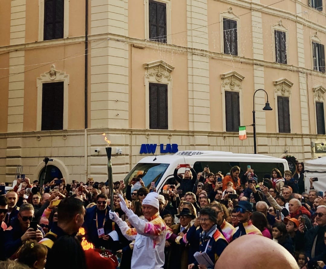 Fiamma Olimpica a Civitavecchia – Emozione a Largo Plebiscito, celebre accensione sotto al Traiano (FOTO & VIDEO)