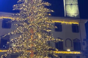 Viterbo si illumina: albero di Natale acceso in città e nelle frazioni