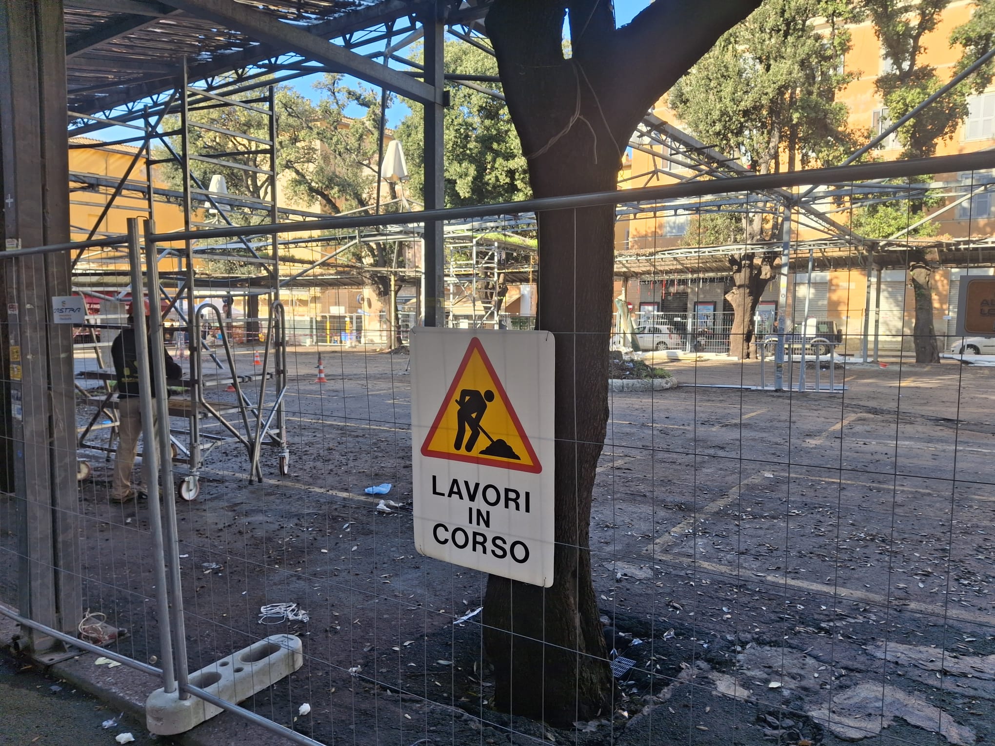 Civitavecchia – Piazza Regina Margherita sgomberata: riqualificazione mercato al via (FOTO)