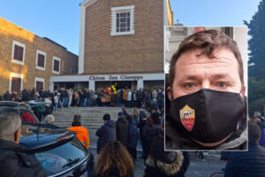 Santa Marinella dice addio al “Gancio”, chiesa di San Giuseppe gremita per l’ultimo saluto a Stefano Ferri (FOTO)
