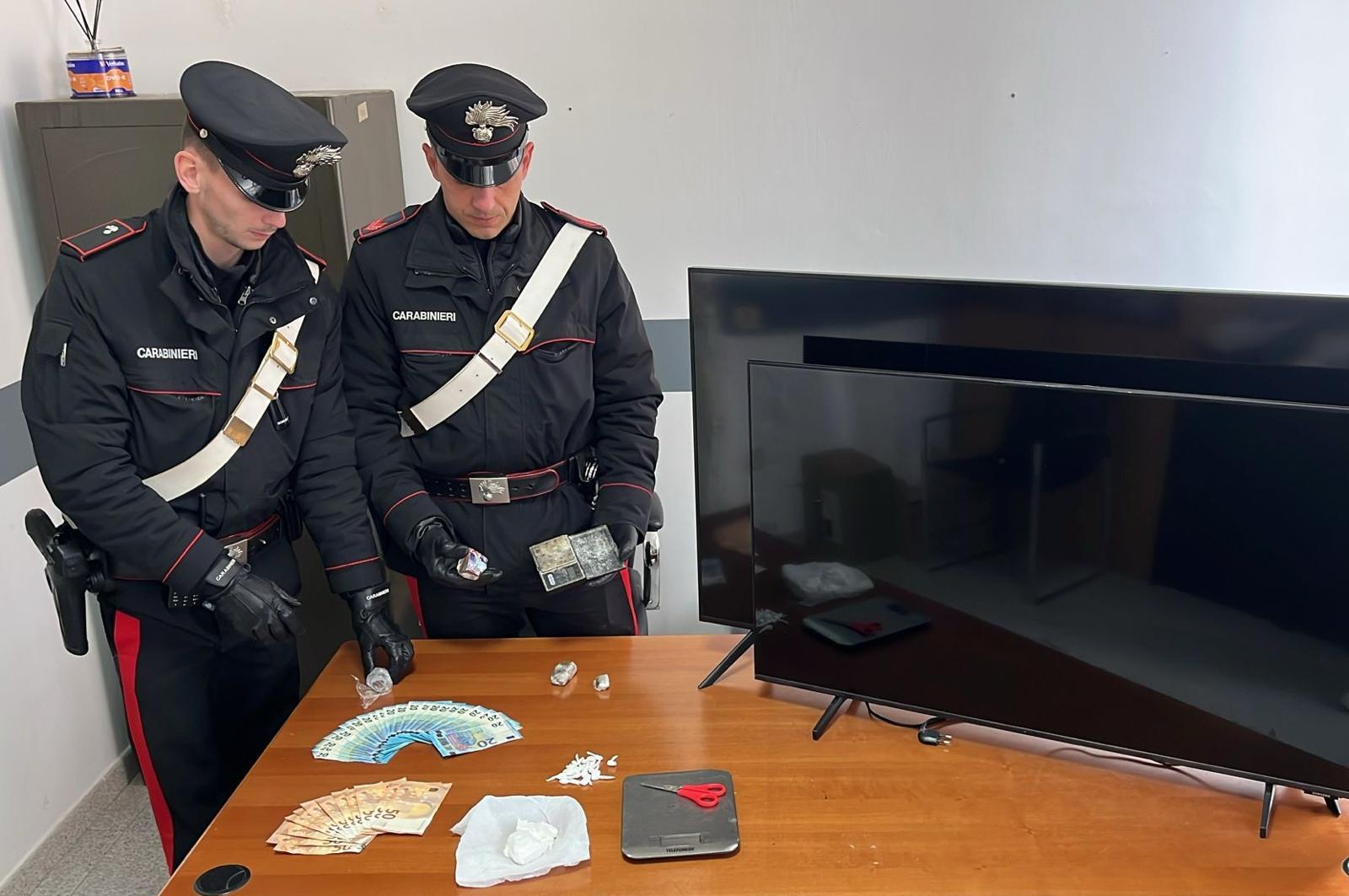 Santa Marinella – Cocaina, hashish e due televisori rubati in casa, arrestato 33enne