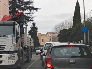 Asfaltature sul Semianello nel pieno delle feste: traffico in tilt a Viterbo Nord (FOTO)