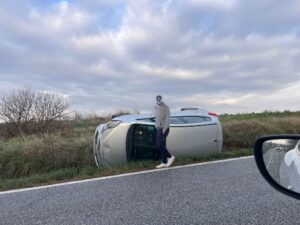 Tarquinia – Auto cappottata sull’Aurelia Bis, traffico in tilt da Monte Romano (FOTO)