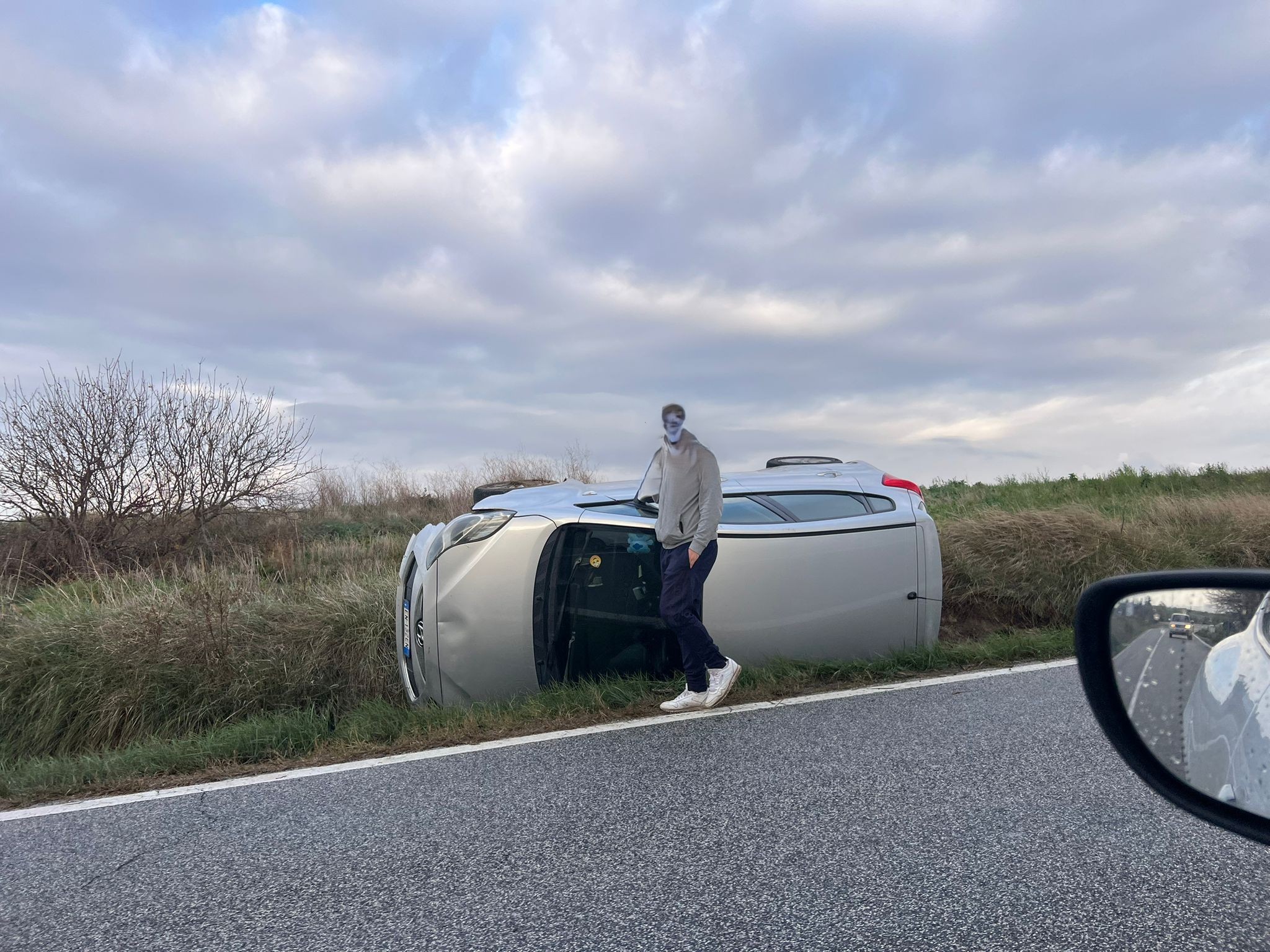 Tarquinia – Auto cappottata sull’Aurelia Bis, traffico in tilt da Monte Romano (FOTO)