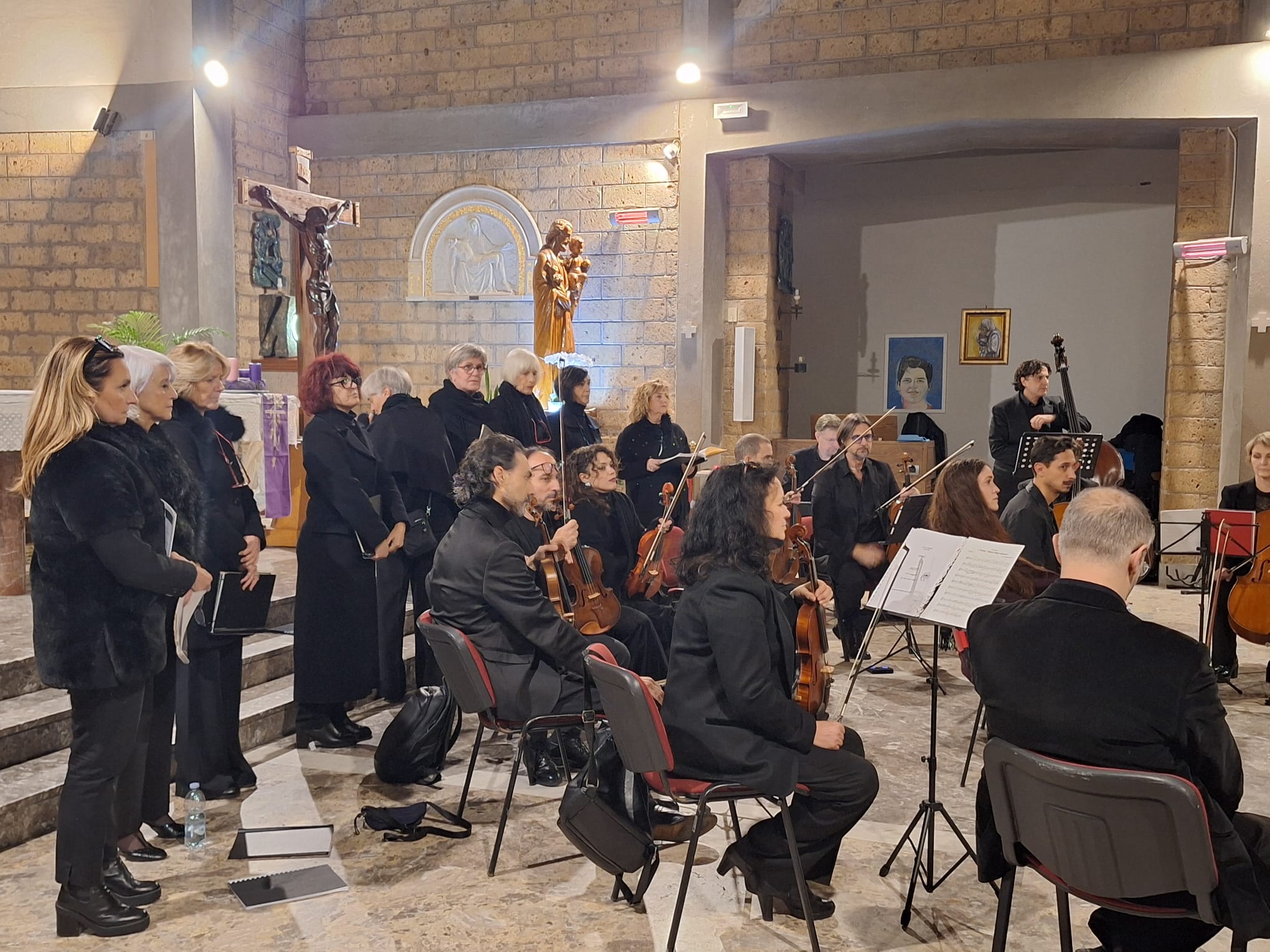 “In nome della Madre” incanta Santa Marinella, grande successo alla Chiesa di San Giuseppe (FOTO)
