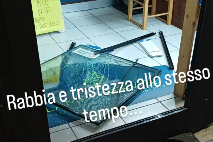 Civitavecchia – Sfondano la vetrina di un calzolaio