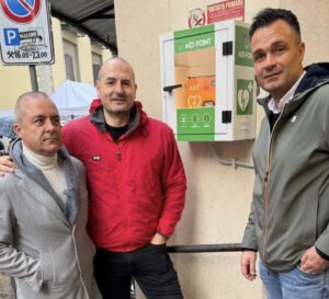 Civitavecchia – L’ultimo regalo di Natale dell’Associazione Gagliardini: installato in città pure il terzo defibrillatore