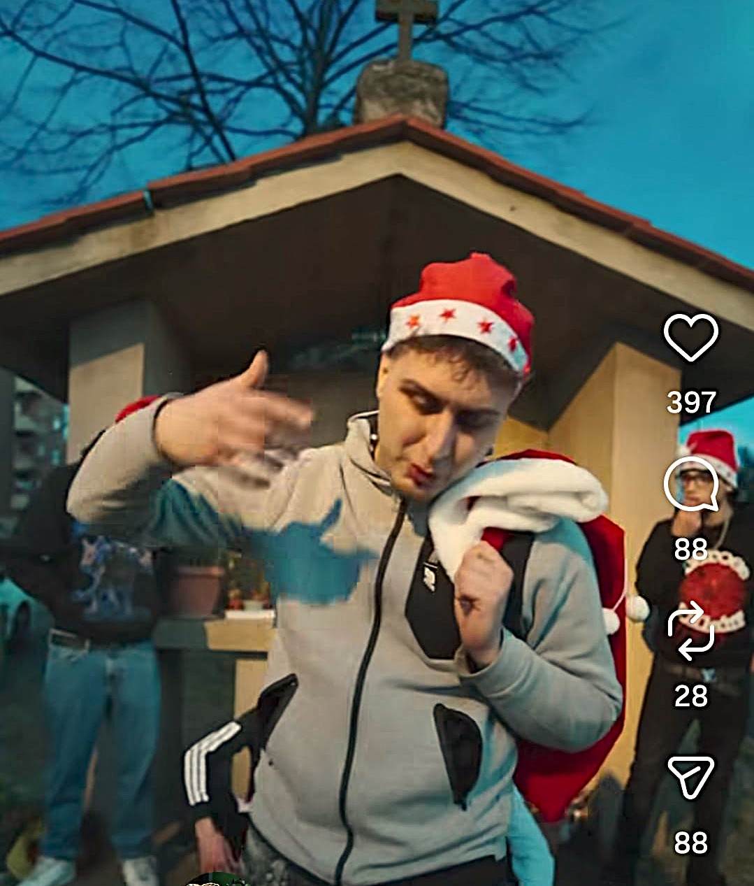 Giovani, musica e solidarietà: a Viterbo il rapper Menca Rally distribuisce doni ai meno fortunati