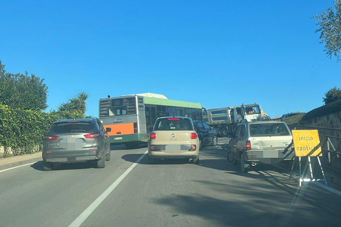 Tarquinia – Lavori di asfaltatura senza preavviso, ingorgo clamoroso tra le vie principali (FOTO)
