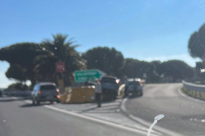 Santa Marinella – Incidente sull’A12, centra la cuspide dell’uscita per l’area di parcheggio (FOTO)