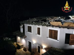 Bracciano – Incendio distrugge il tetto di un’abitazione, tragedia sfiorata