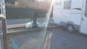 Viterbo – Parcheggio di via San Paolo senza cassonetti per i camperisti: “Il Comune dovrebbe metterli a disposizione” (FOTO)