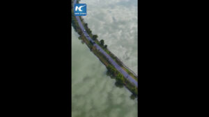 Cina, “Sky Road” sull’acqua, nell’Anhui le auto sembrano scivolare tra le nuvole