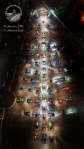 Pontecorvo, settanta trattori schierati a formare un albero di Natale: a suon di clacson ricordato il professore scomparso Alessandro Sdoia