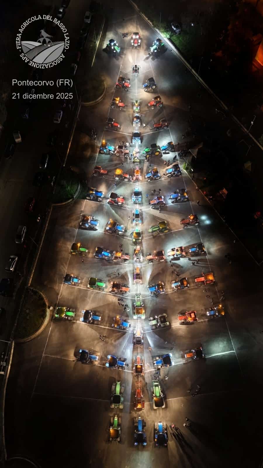 Pontecorvo, settanta trattori schierati a formare un albero di Natale: a suon di clacson ricordato il professore scomparso Alessandro Sdoia